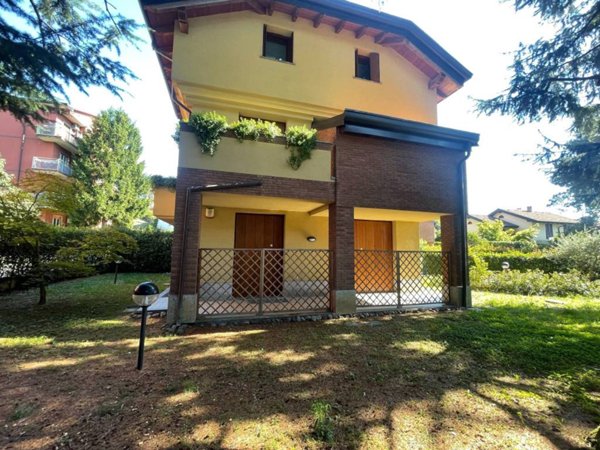 appartamento in vendita a Lesmo in zona Peregallo.