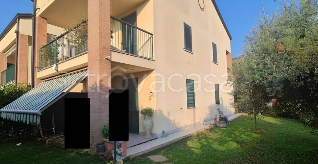 appartamento in vendita a Lesmo in zona Peregallo.