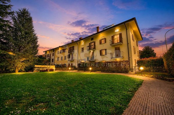 appartamento in vendita a Lesmo in zona Peregallo.