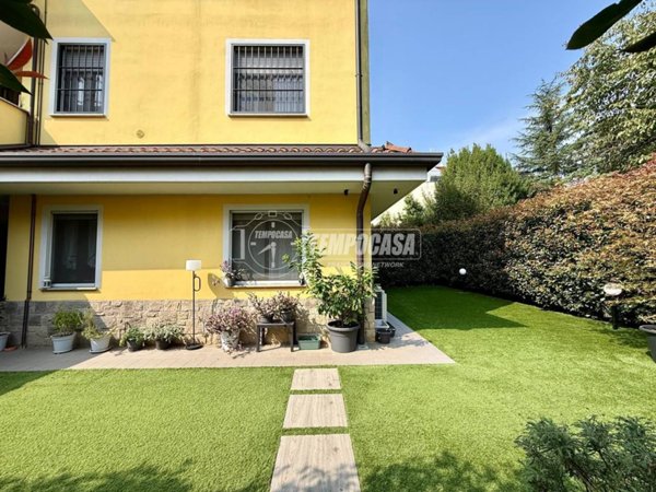appartamento in vendita a Lesmo in zona California