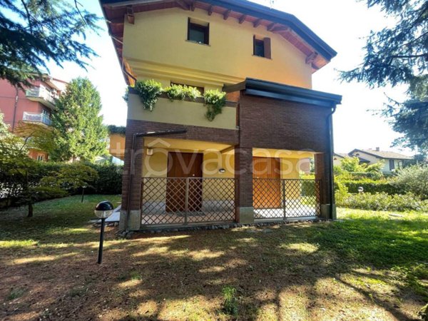 appartamento in vendita a Lesmo in zona Gerno