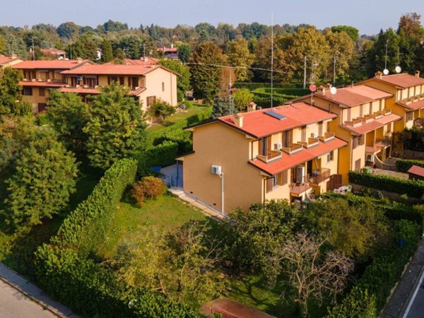 casa indipendente in vendita a Lesmo in zona Gerno