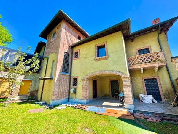 casa indipendente in vendita a Limbiate in zona Pinzano