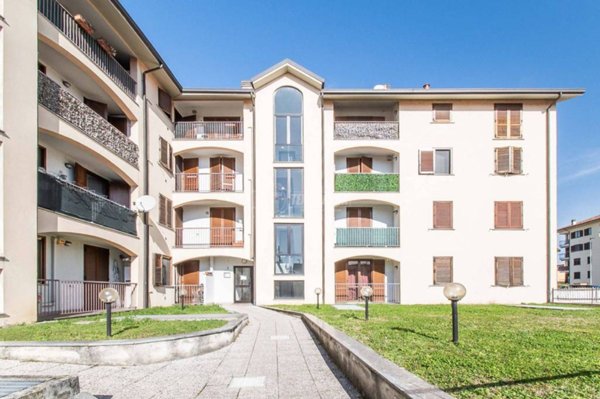 appartamento in vendita a Limbiate in zona Pinzano