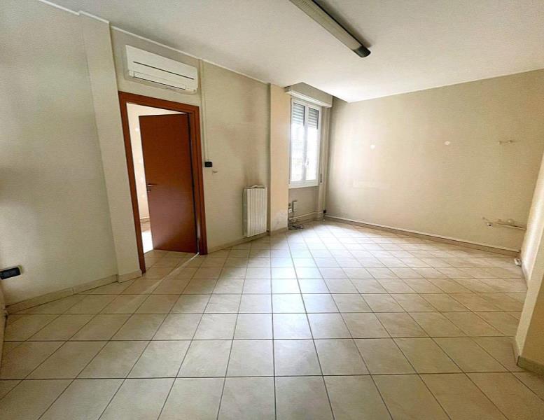 negozio in vendita a Limbiate