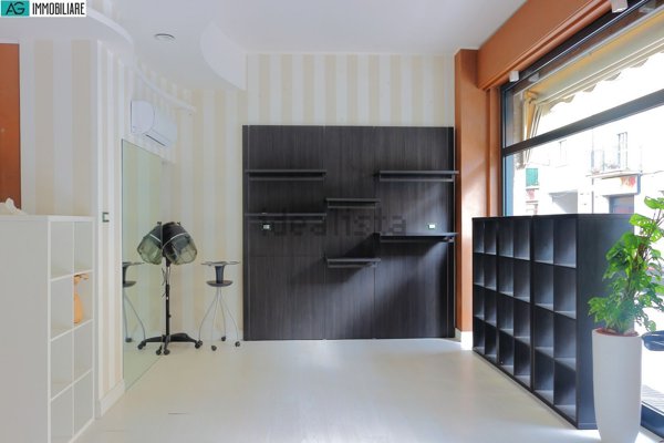 locale commerciale in vendita a Limbiate