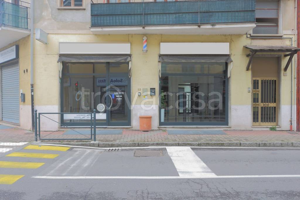 negozio in vendita a Limbiate in zona Villaggio dei Giovi