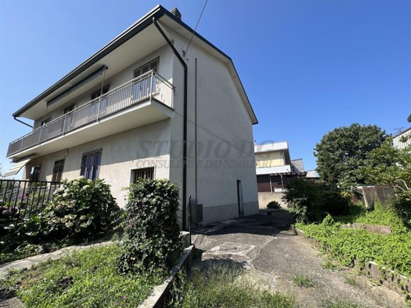 casa indipendente in vendita a Limbiate in zona Mombello