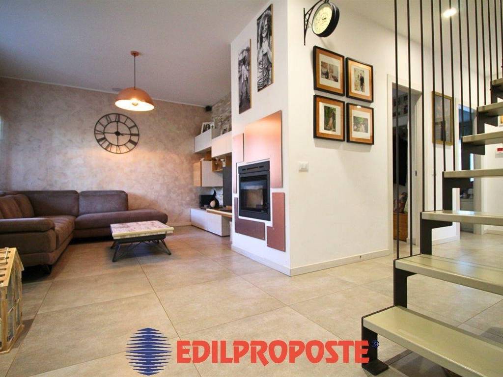 casa indipendente in vendita a Limbiate in zona Villaggio del Sole