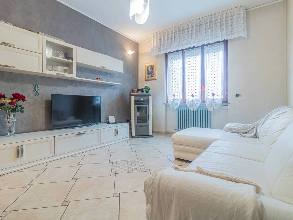 appartamento in vendita a Limbiate in zona Mombello