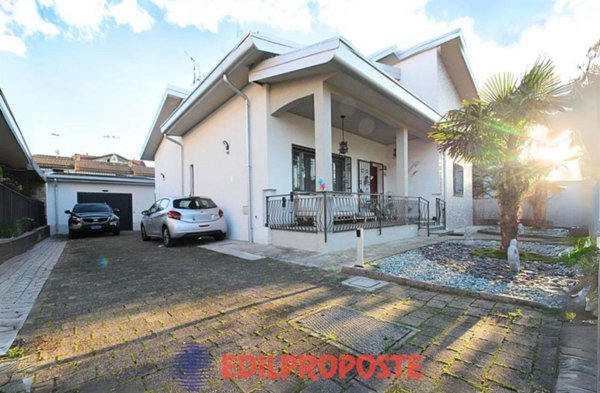 casa indipendente in vendita a Limbiate in zona Villaggio del Sole