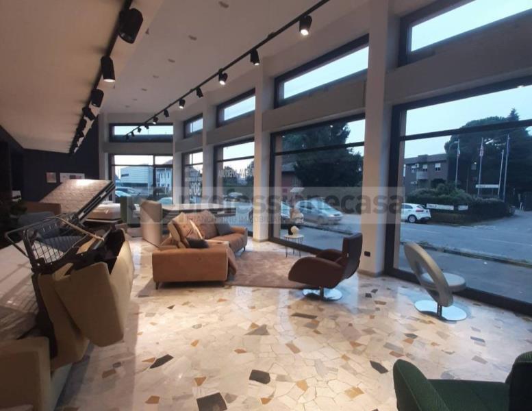 locale commerciale in vendita a Limbiate