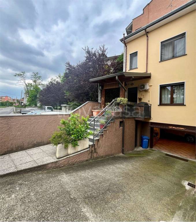 casa indipendente in vendita a Limbiate in zona Villaggio del Sole
