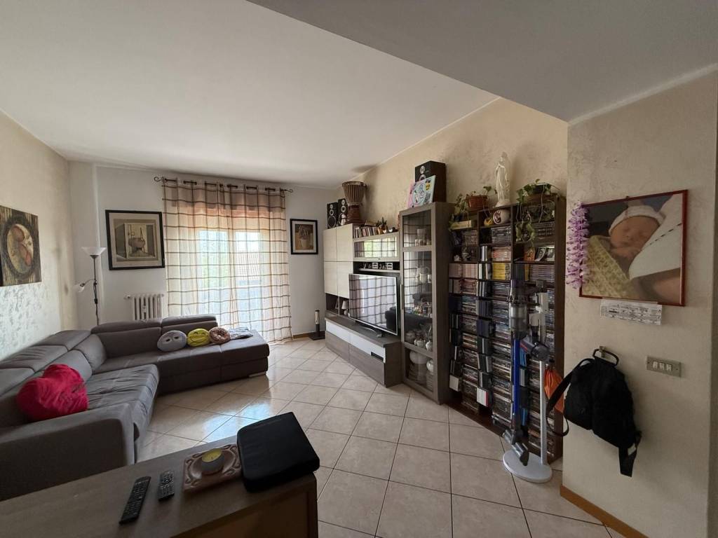 appartamento in vendita a Limbiate in zona Mombello