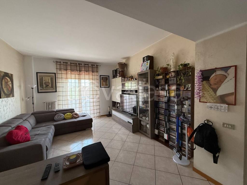 appartamento in vendita a Limbiate in zona Mombello