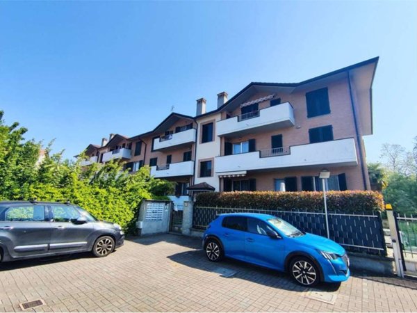 appartamento in vendita a Limbiate in zona Villaggio del Sole