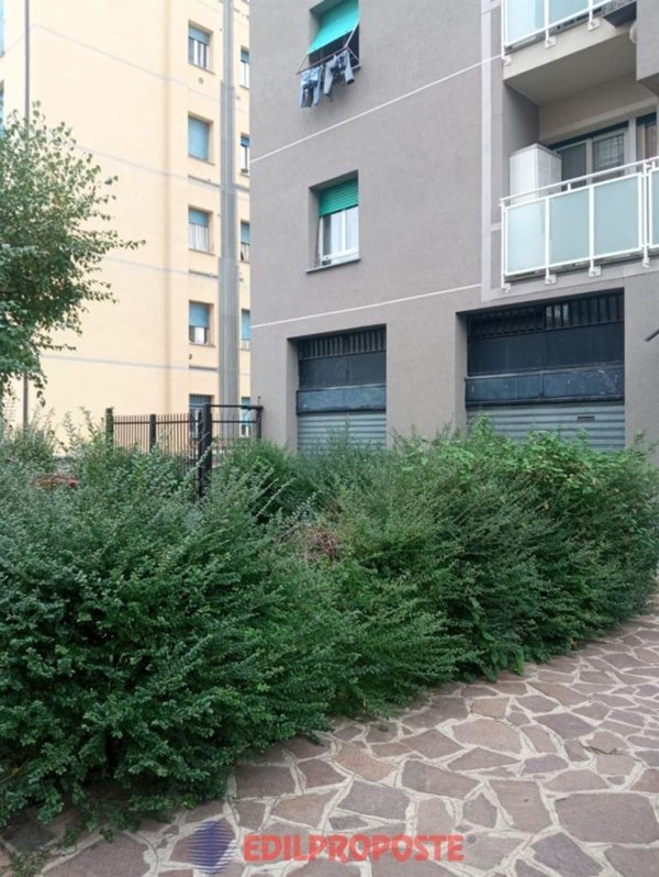 negozio in vendita a Limbiate