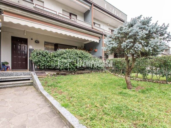casa indipendente in vendita a Limbiate in zona Pinzano