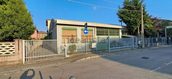 capannone in vendita a Limbiate