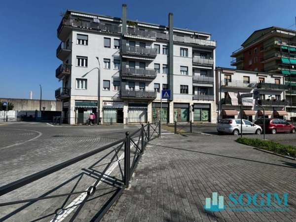 negozio in vendita a Limbiate