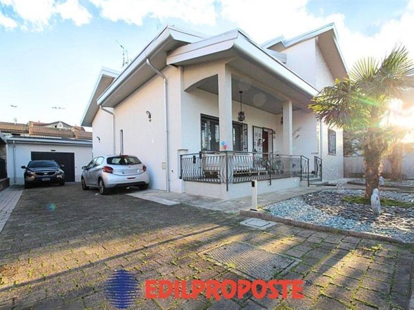 casa indipendente in vendita a Limbiate in zona Villaggio del Sole