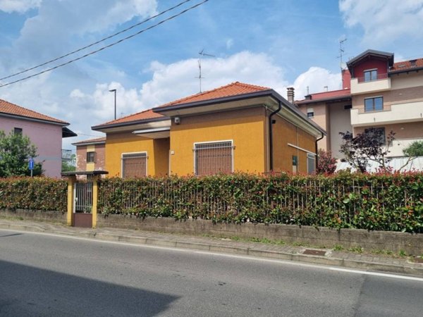 casa indipendente in vendita a Limbiate in zona Villaggio del Sole