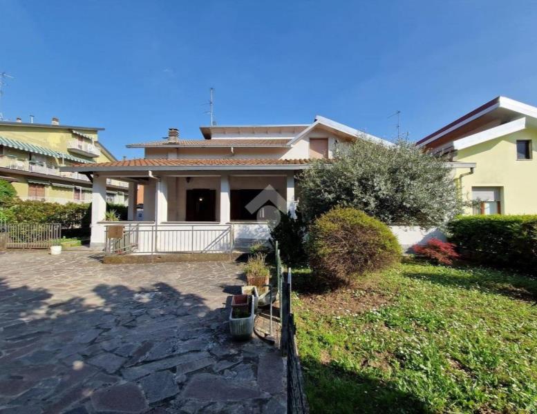casa indipendente in vendita a Limbiate in zona Villaggio del Sole