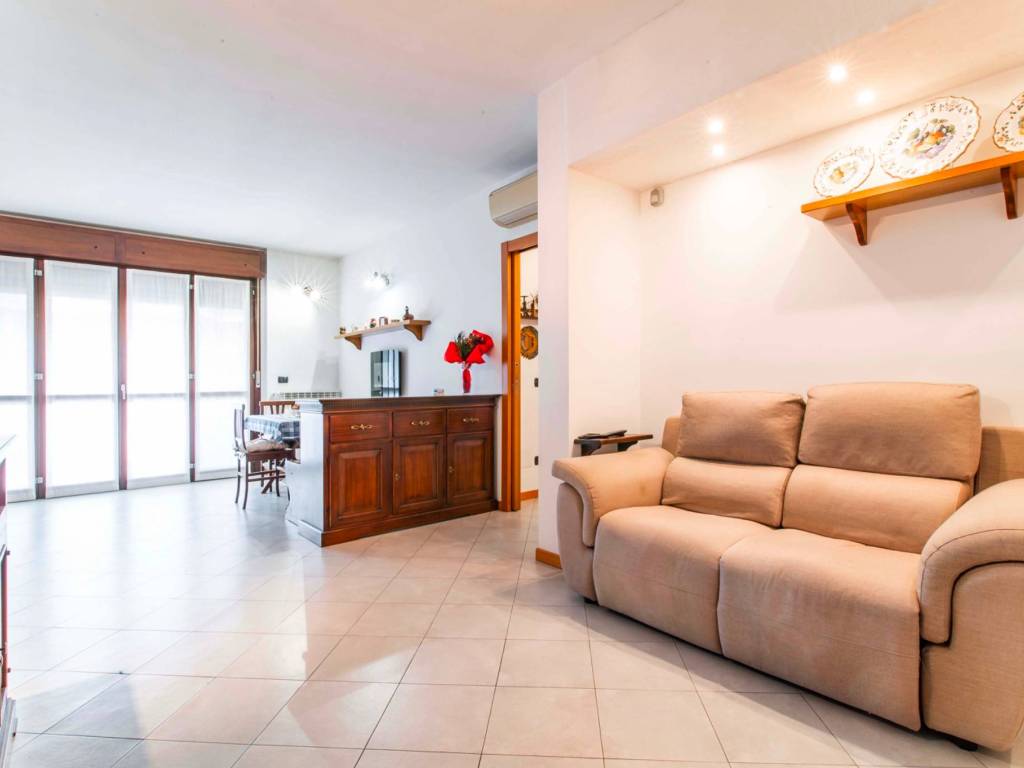 appartamento in vendita a Limbiate in zona Villaggio del Sole