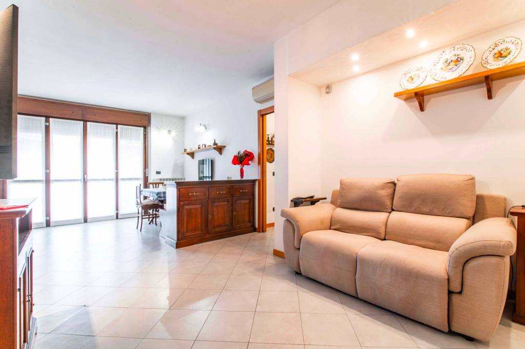 appartamento in vendita a Limbiate in zona Villaggio del Sole