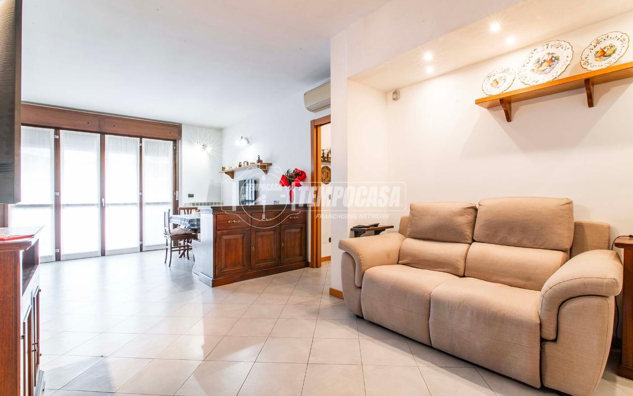 appartamento in vendita a Limbiate in zona Villaggio del Sole