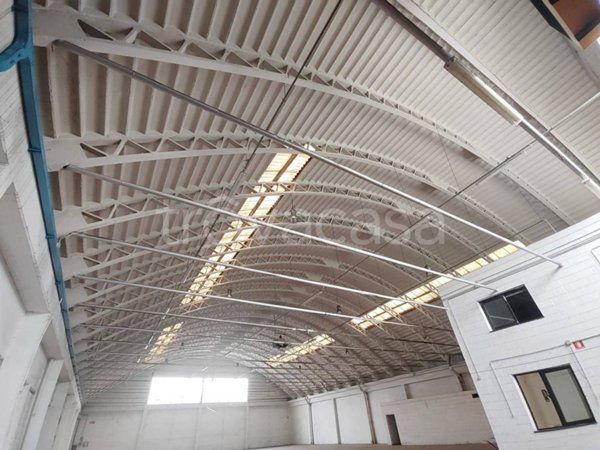 capannone in vendita a Limbiate