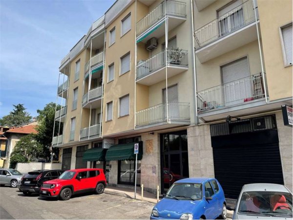 negozio in vendita a Limbiate