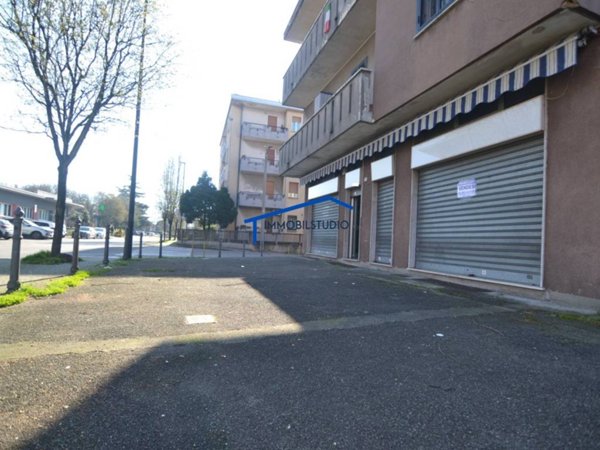 negozio in vendita a Limbiate
