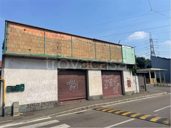 negozio in vendita a Limbiate in zona Villaggio dei Giovi