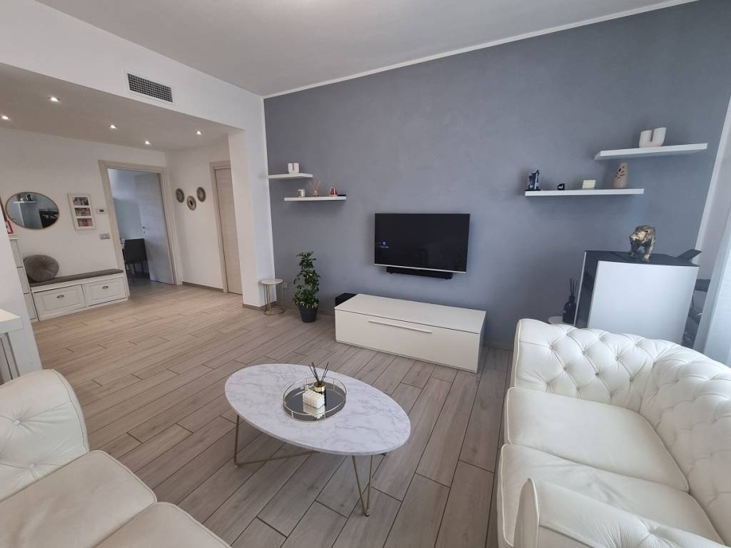 appartamento in vendita a Limbiate in zona Mombello