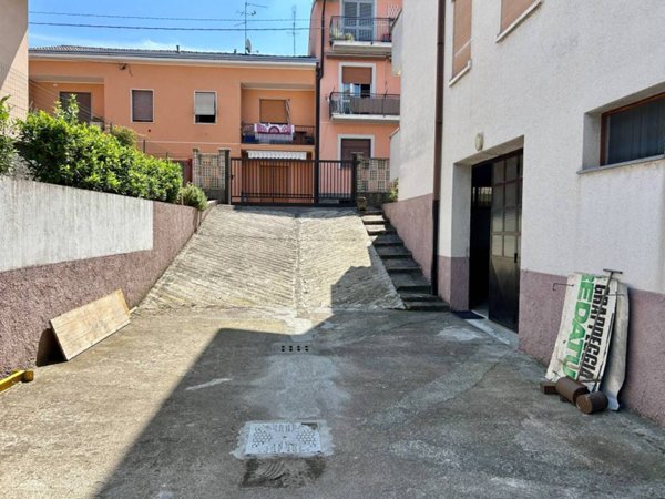 locale commerciale in vendita a Limbiate