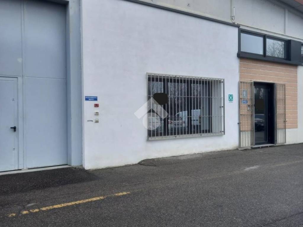 locale commerciale in vendita a Limbiate
