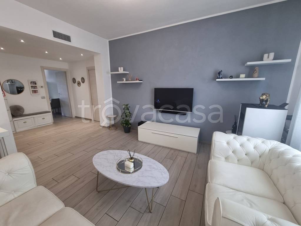 appartamento in vendita a Limbiate in zona Mombello
