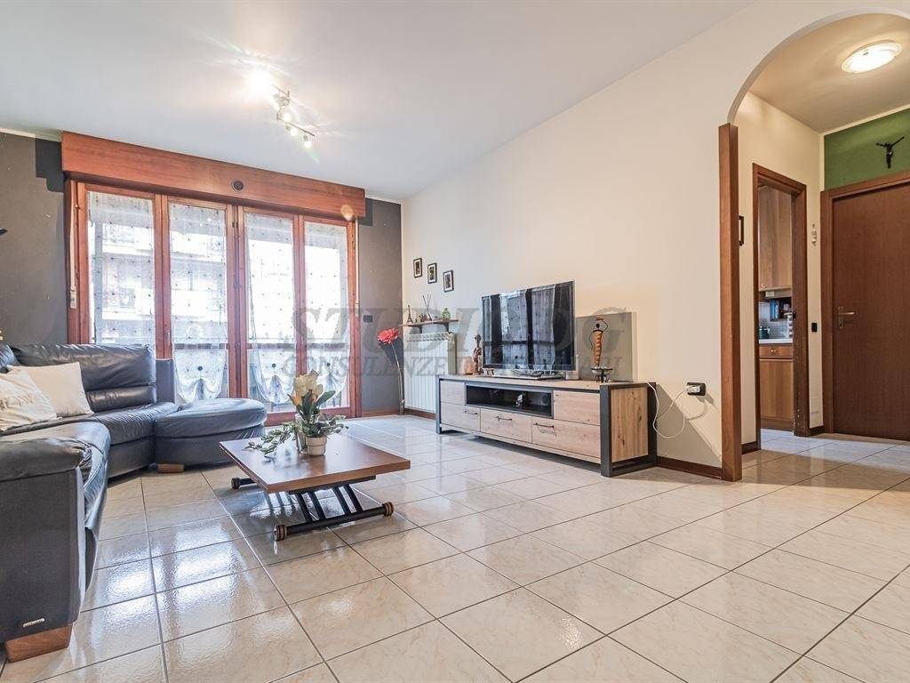 appartamento in vendita a Limbiate in zona Mombello