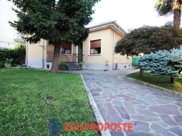 casa indipendente in vendita a Limbiate in zona Villaggio dei Giovi