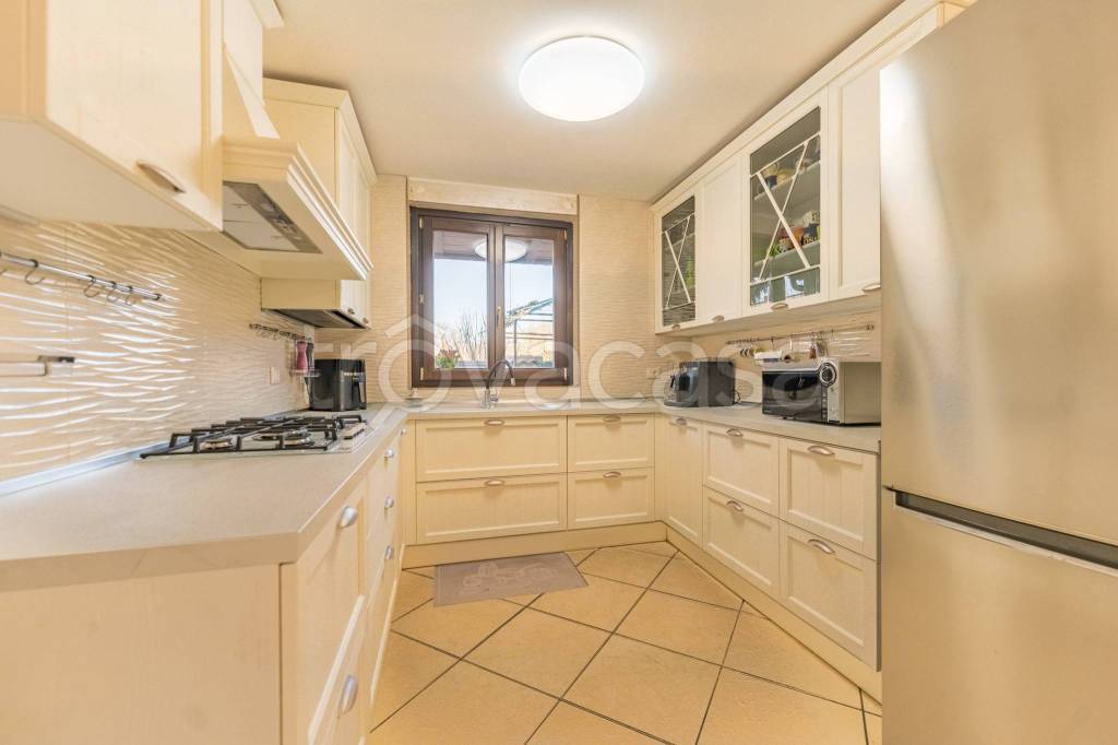 appartamento in vendita a Limbiate in zona Villaggio del Sole