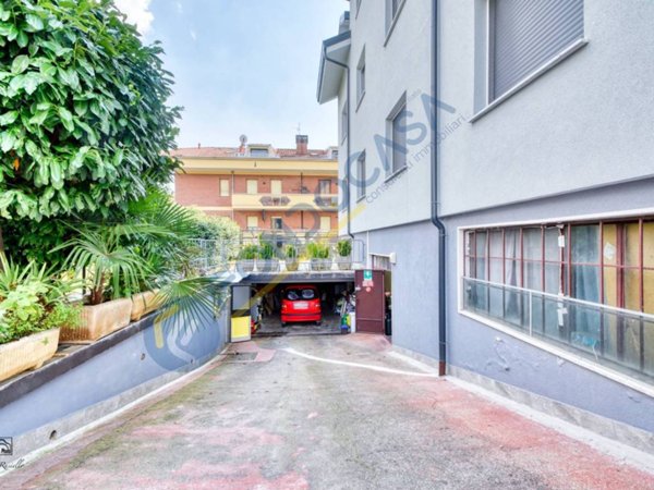 locale commerciale in vendita a Limbiate