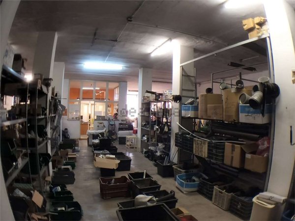 locale commerciale in vendita a Limbiate