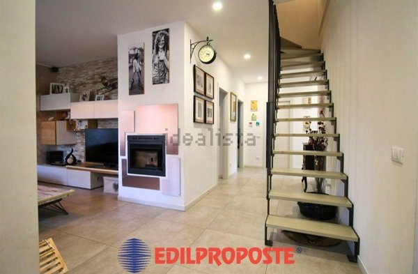 casa indipendente in vendita a Limbiate in zona Villaggio del Sole