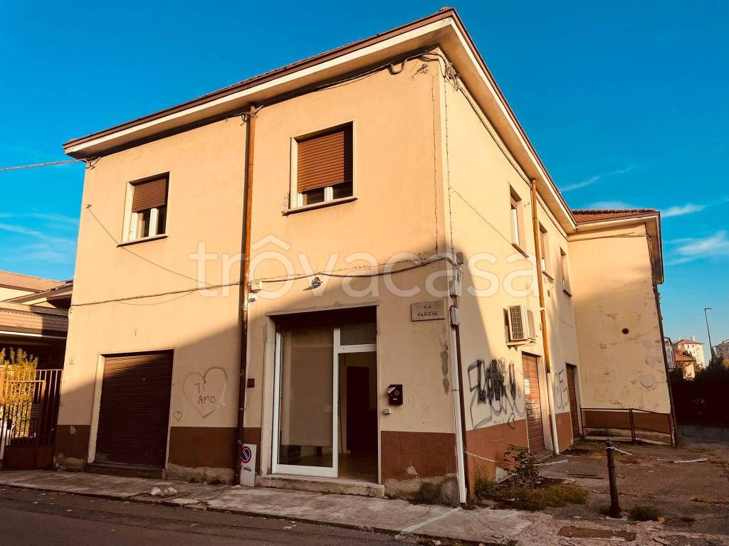 negozio in vendita a Limbiate