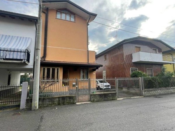 casa indipendente in vendita a Limbiate in zona Mombello