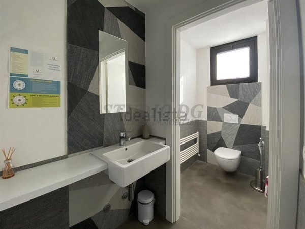 capannone in vendita a Limbiate in zona Mombello