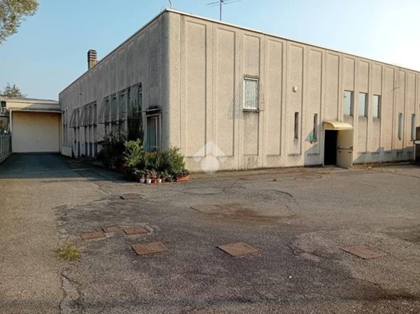 locale commerciale in vendita a Limbiate
