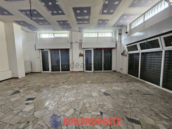 negozio in vendita a Limbiate