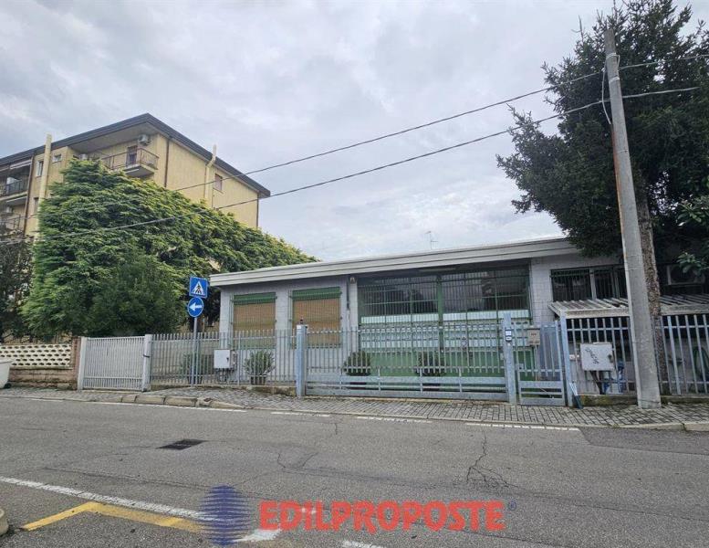 locale commerciale in vendita a Limbiate